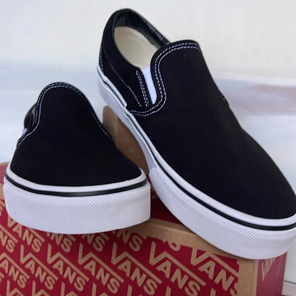 Vans Men’s Classic Slip-On Black
VN000EYEBLK
Sneakers - Picture 13 of 16